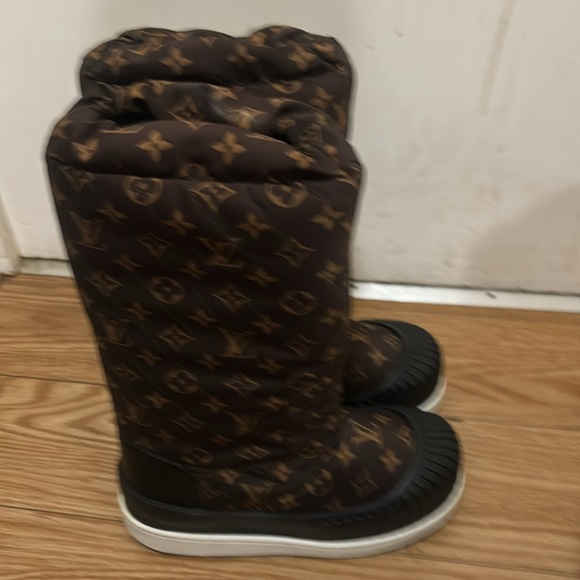 Brand new authentic Louis Vuitton monogram snow boots-RARE - Picture 2 of 8